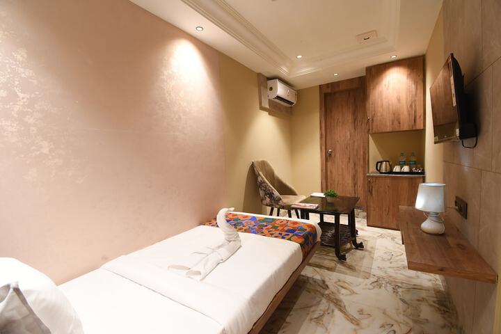 Room 11 of 20
