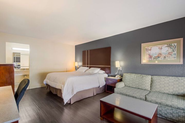 1 King Bed (10 of 12)