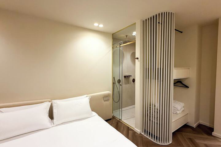 Room 51 of 104