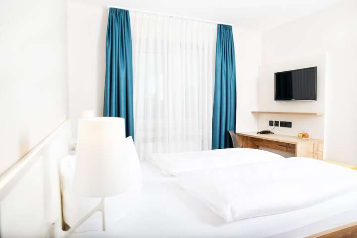 Room 13 of 42