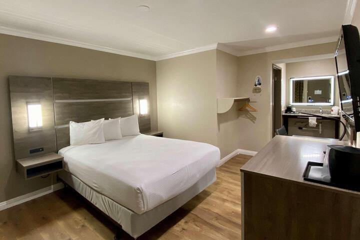 Queen Bed Accessible (6 of 17)