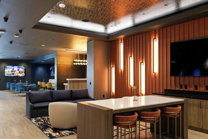 Lounge 80 of 98