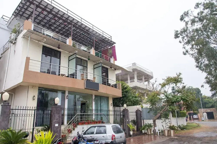 FabHotel Everest International