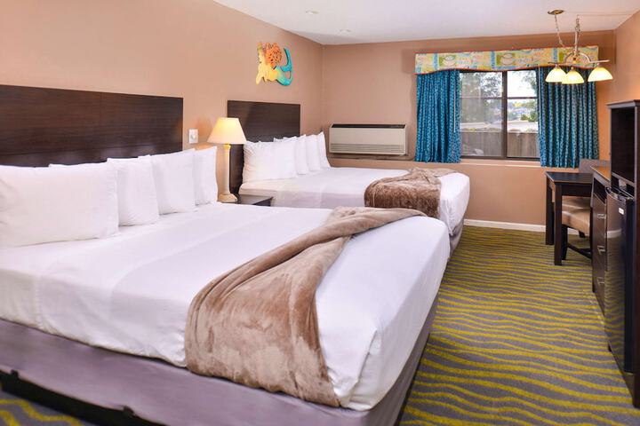 2 Queen Beds (17 of 27)