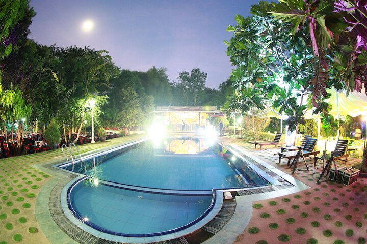 Hotel Pool