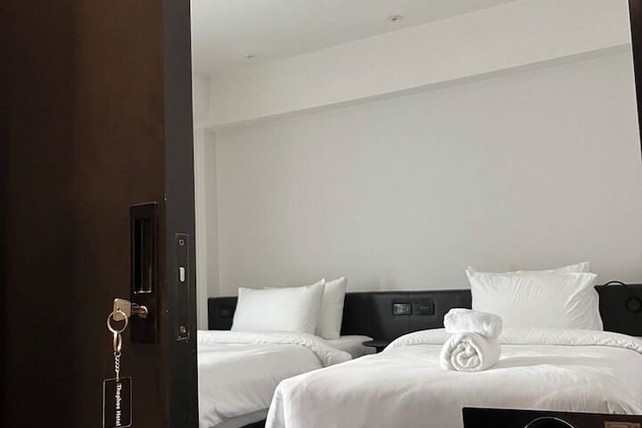Room 12 of 32