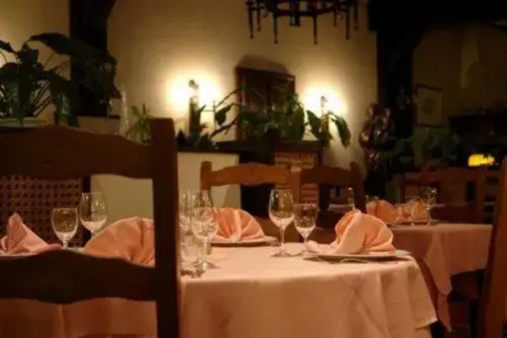 Dining 9 of 10