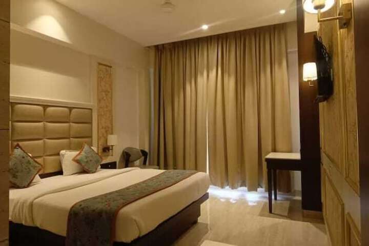 Room 7 of 13