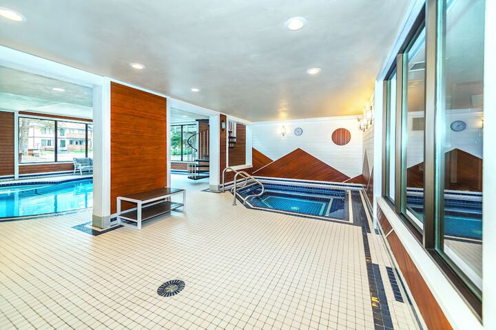 Indoor spa tub