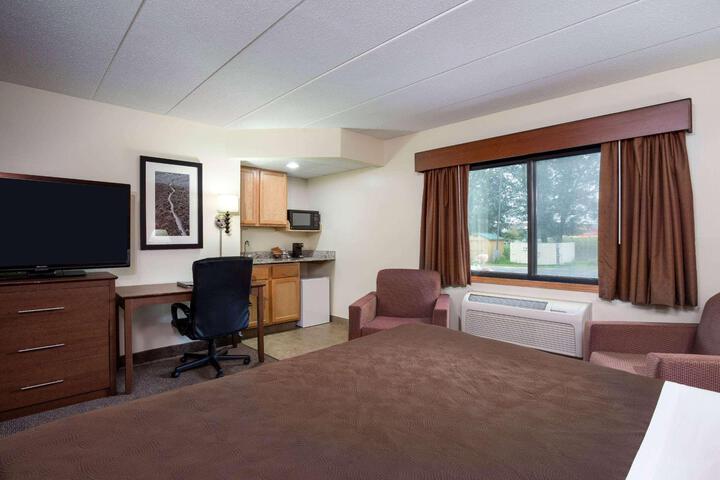 1 King Bed Deluxe Room (4 of 11)