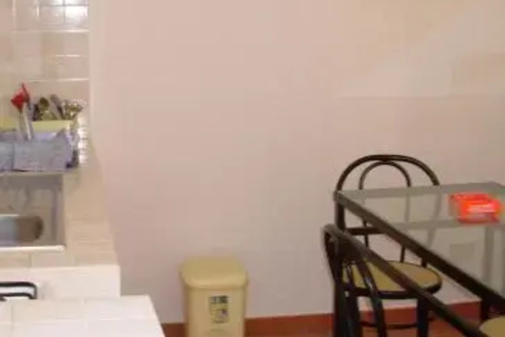 Room 4 of 9