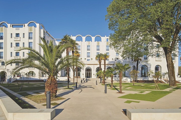 Hotel Exterior 62 of 69