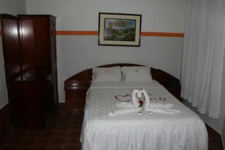 Room 4 of 8