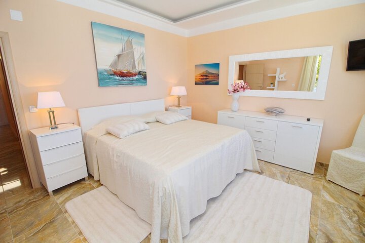 Room 42 of 111