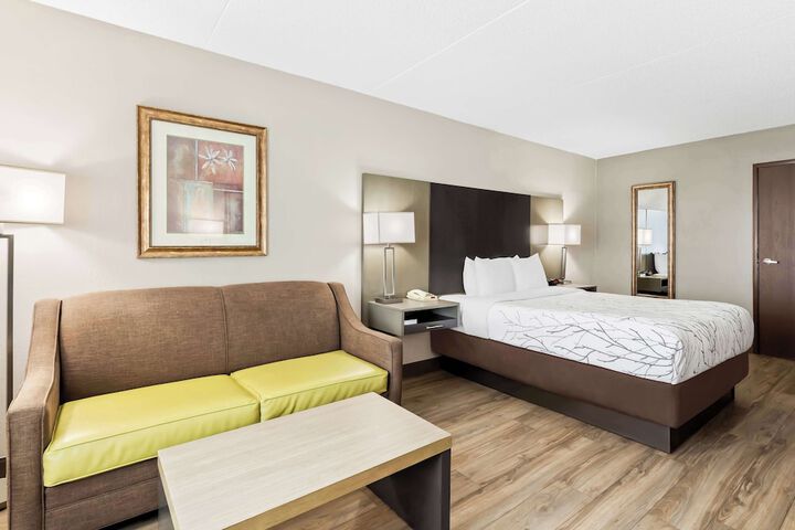 1 Queen Bed Mobility Accessible Bathtub Full Breakfast (7 of 14)