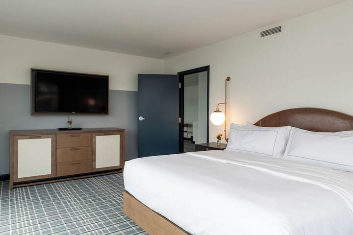 1 King Bed (2 of 17)