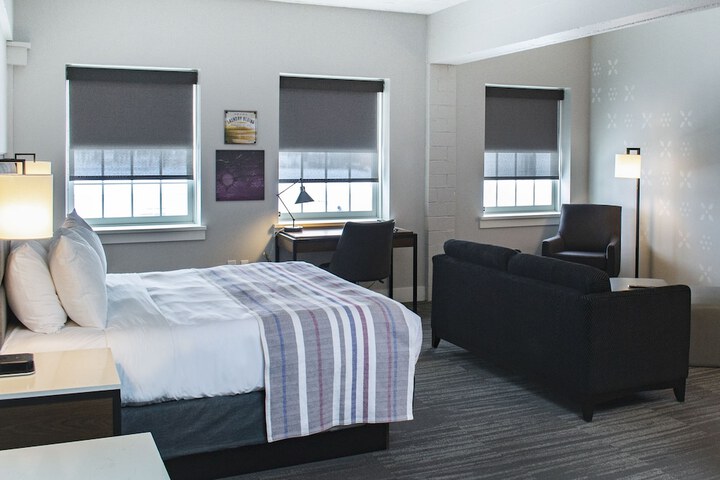 Executive King Bed (14 of 44)