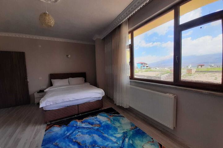 Room 4 of 9