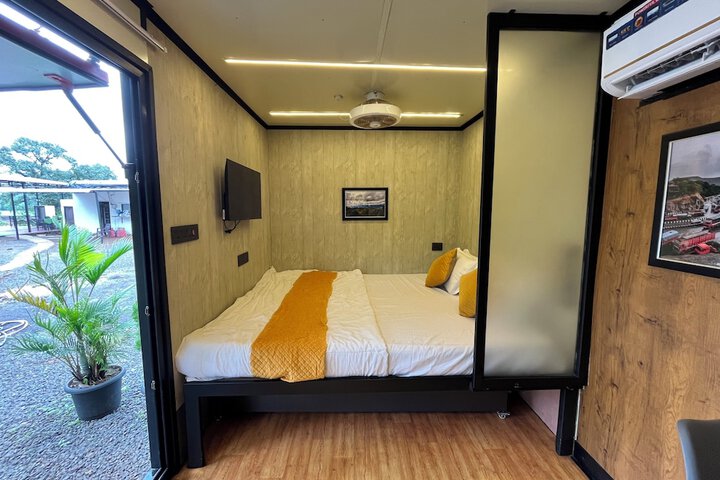 Room 10 of 28