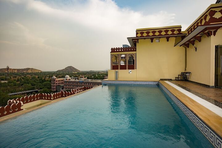 Hotel with Pool