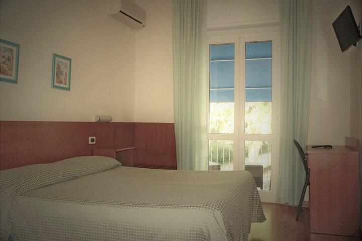 Room 9 of 119
