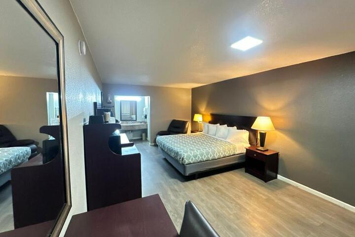 Standard | King Bed (3 of 4)
