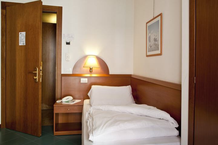 Room 3 of 20