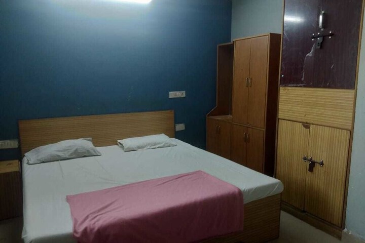 Room 9 of 19