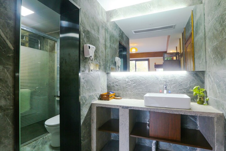 Room 42 of 153