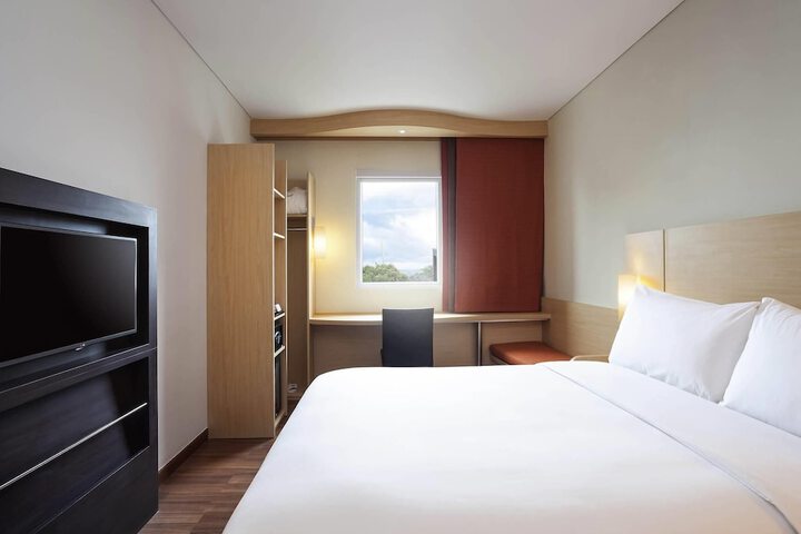 Room 6 of 12