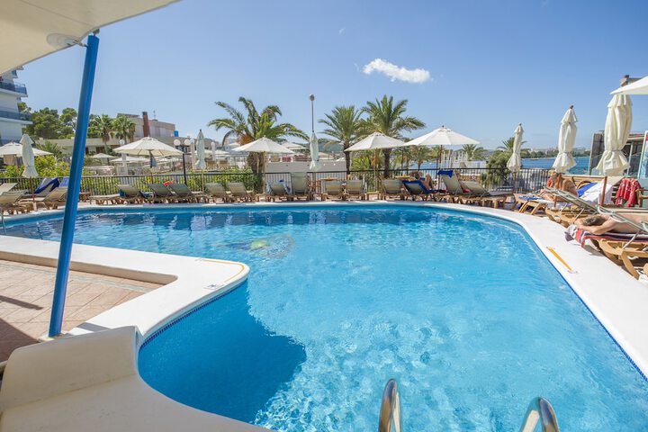 Hotel Pool