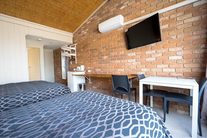 Room 6 of 63