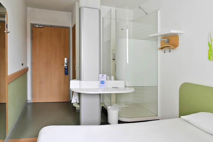 Room 17 of 40