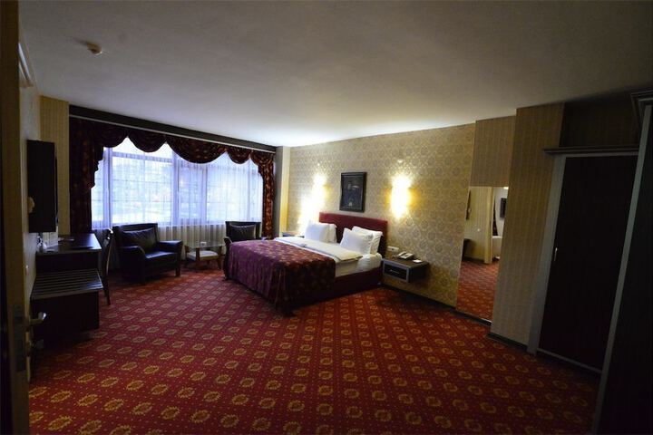 Room 6 of 44