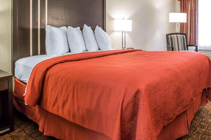 1 Queen Bed (7 of 13)