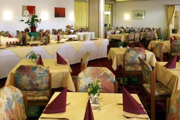 Dining 4 of 5