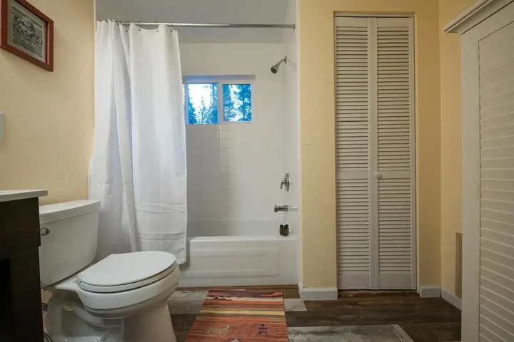 Room 6 of 18