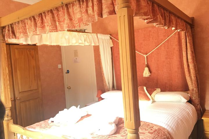 Room 4 of 25