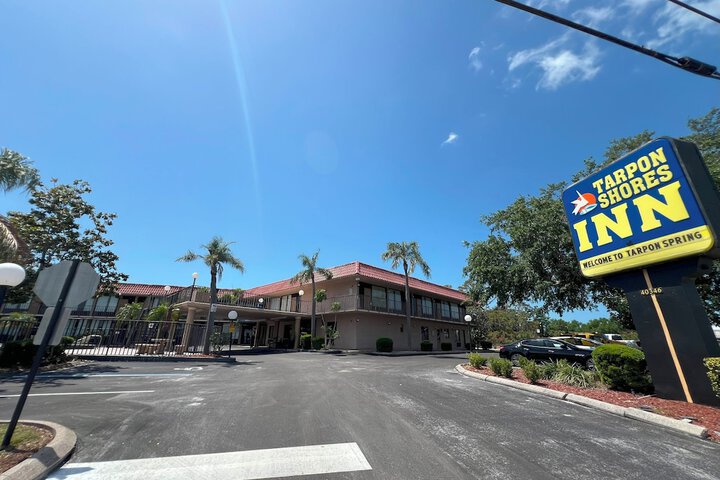 Exterior of Tarpon Shores Inn