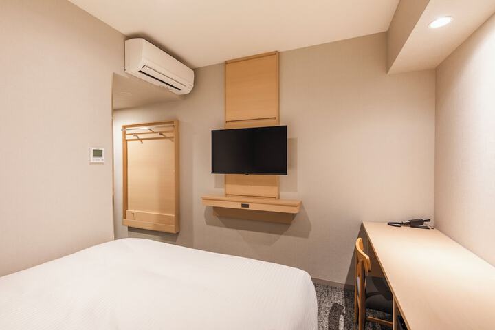 Room 8 of 18
