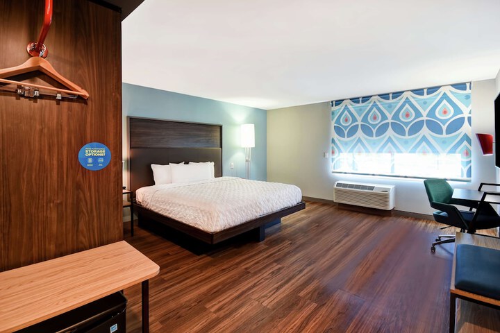 1 King Bed (4 of 12)