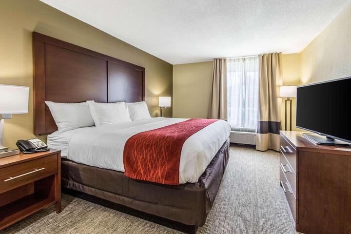 1 King Bed (4 of 15)