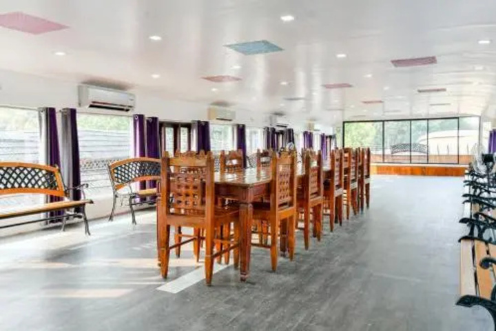 OYO New Dream Sharing Houseboat