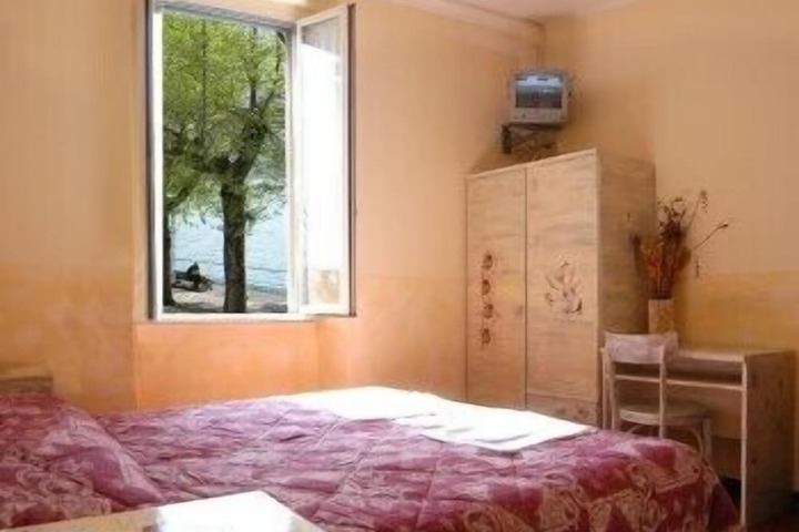 Room 9 of 38