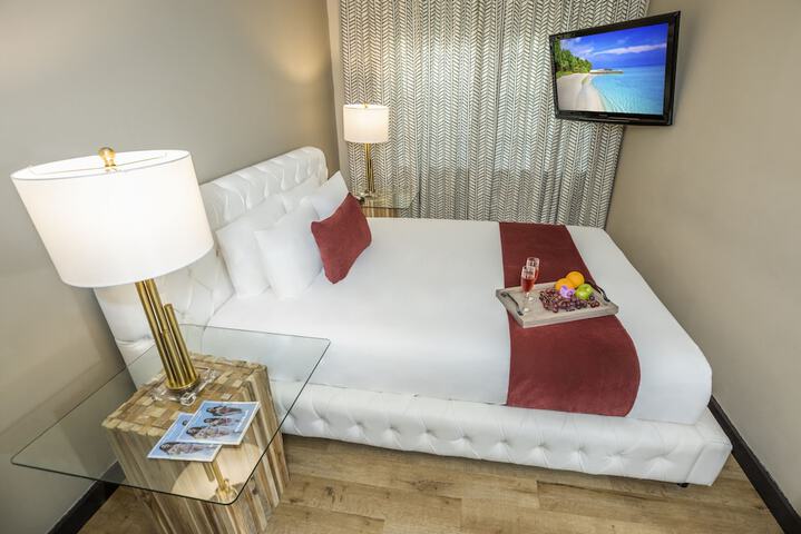 1 Bedroom Deluxe Suite King Bed Sofa (13 of 17)