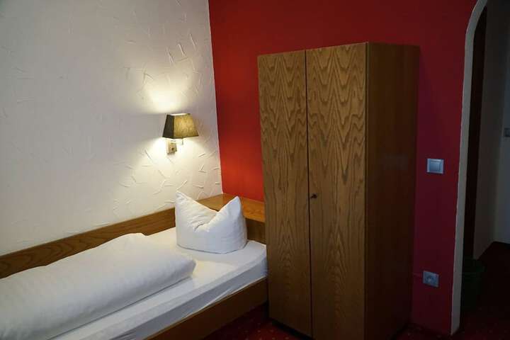 Room 4 of 25