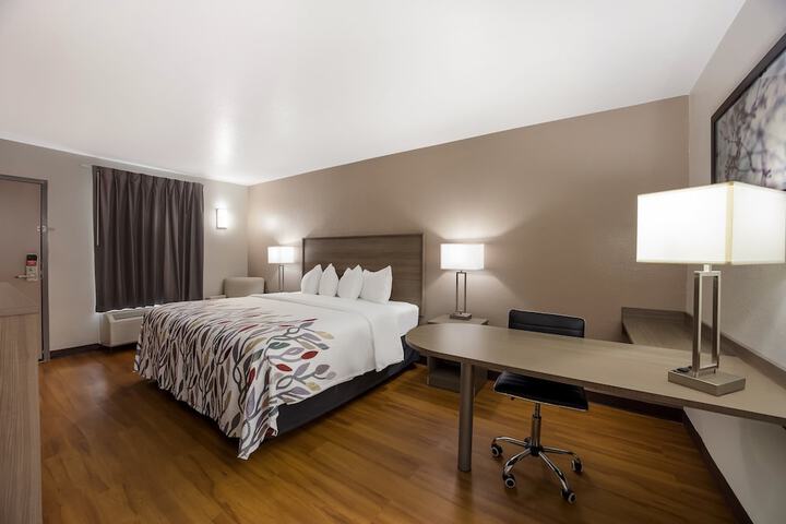 Deluxe King Bed (13 of 20)