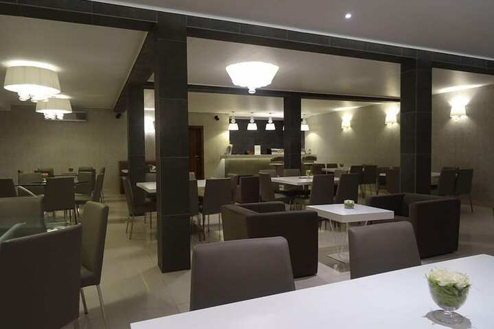 Dining 19 of 23