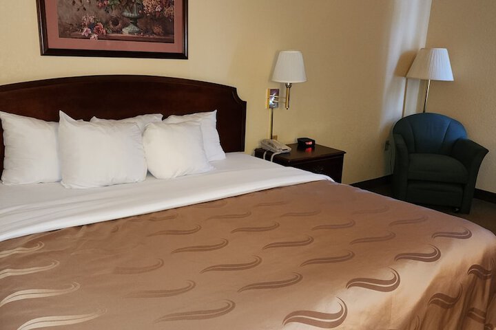 1 King Bed (4 of 11)