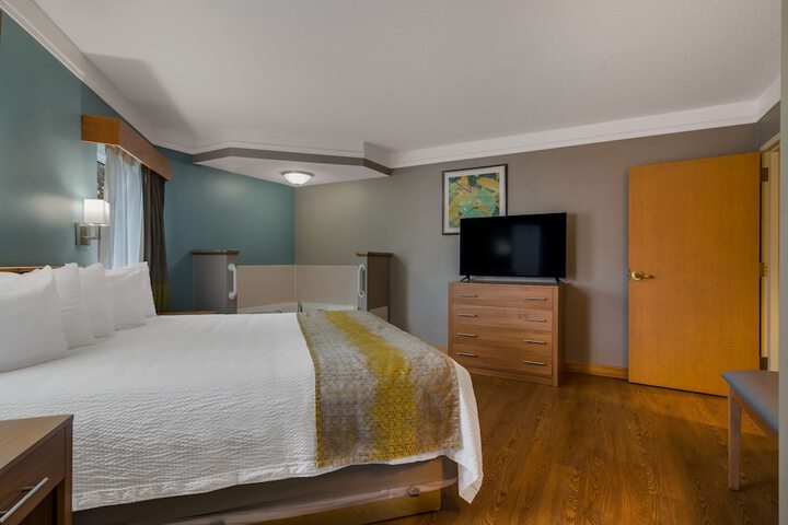 1 King Bed Business Plus Room, Microwave, Refrigerator Full Breakfast (12 of 36)